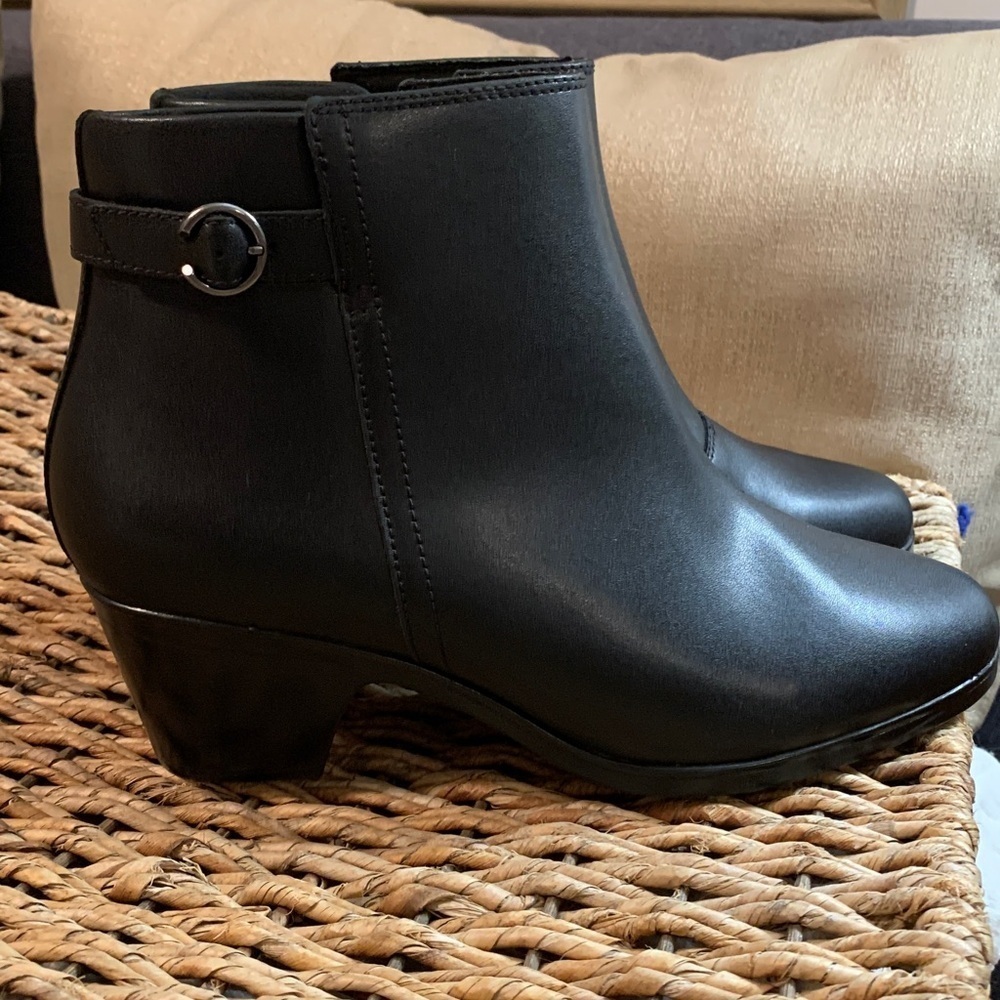 NWT Clarks leather ankle booties 10W - Picture 2 of 8
